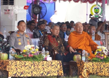 HARMONIS: Wakil Ketua DPRD Jepara Junarso (tengah) menghadiri perayaan Hari Suci Tri Waisak di Desa Blingoh, Kecamatan Bangsri, Kabupaten Jepara pada Selasa, 6 Juni 2023. (Tomi Budianto/ Lingkarjateng.id)