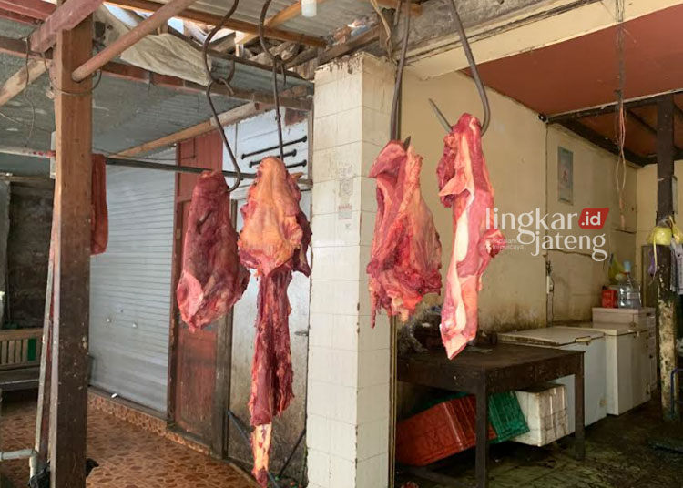 STABIL: Harga daging kerbau dan sapi jelang Idul Adha terpantau masih wajar di pasar Bintoro, Kabupaten Demak. (M Burhanuddin Aslam/Lingkarjateng.id)