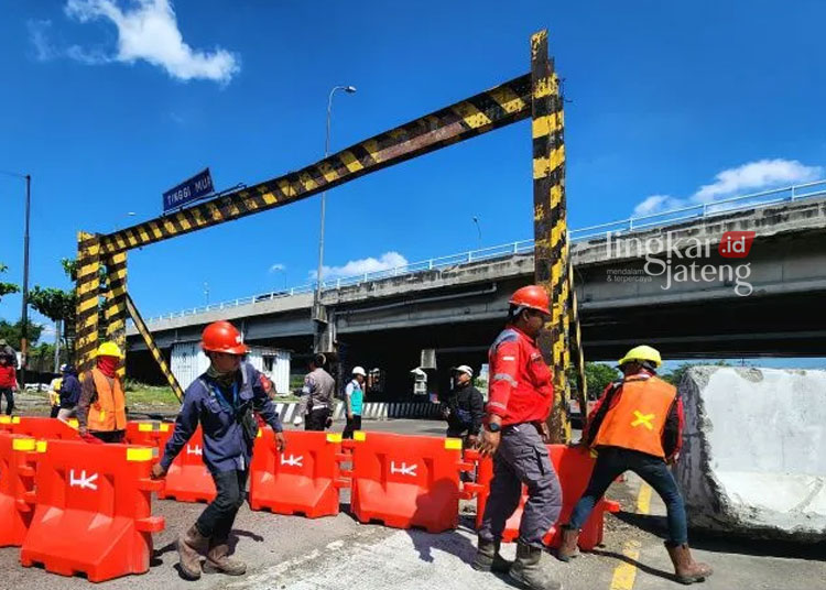 BEKERJA: Petugas memasang pembatas jalan menuju bawah jembatan Tol Kaligawe, Kota Semarang, Kamis, 8 Juni 2023. (Antara/Lingkarjateng.id)