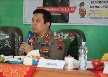 MENERANGKAN: Kapolres Demak AKBP Muhammad Purbaya saat memberikan sambutan dalam acara Jumat curhat. (M Burhanuddin Aslam/Lingkarjateng.id)