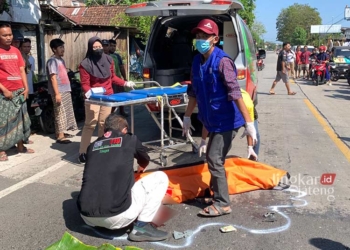EVAKUASI: Petugas saat melakukan evakuasi korban kecelakaan di Kendal. (Arvian Maulana/Lingkarjateng.id)