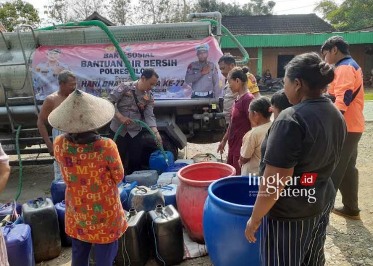 DROPPING AIR BERSIH: Polres Blora dropping air bersih di empat desa yang mulai mengalami kekeringan. (Istimewa/Lingkarjateng.id)