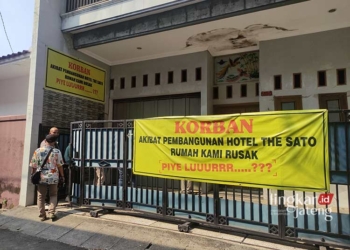 RETAK: Tampak rumah warga yang mengalami keretakan diduga akibat pembangunan The Sato Hotel dan memasang baliho menuntut ganti rugi. (Nisa Hafizhotus Syarifa/Lingkarjateng.id)