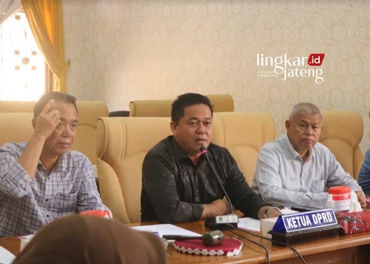 Ketua DPRD Pati, Ali Badrudin (tengah) saat menerima audiensi Pasopati pada Selasa, 20 Juni 2023. (Setyo Nugroho/Lingkarjateng.id)