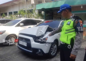PENYOK: Salah satu mobil yang terlibat tabrakan beruntun di Kudus. (Ihza Fajar/Lingkarjateng.id)