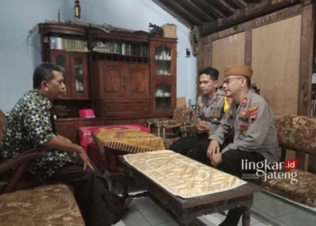 HIMBAUAN: Kapolsek Kota Kudus Iptu Subkhan bersama jajaran melakukan sambang ke tokoh agama untuk sosialisasi tentang pencegahan tindak pidana perdagangan orang (TPPO). (Istimewa/Lingkarjateng.id)
