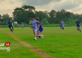 BERTANDING: Pemain PS Grogolan berebut bola dengan Guru Cluwak FC pada turnamen Grogolan Cup 2023 di Lapangan Sepakbola Desa Grogolan, Kabupaten Pati pada Sabtu, 17 Juni 2023. (Istimewa/Lingkarjateng.id)