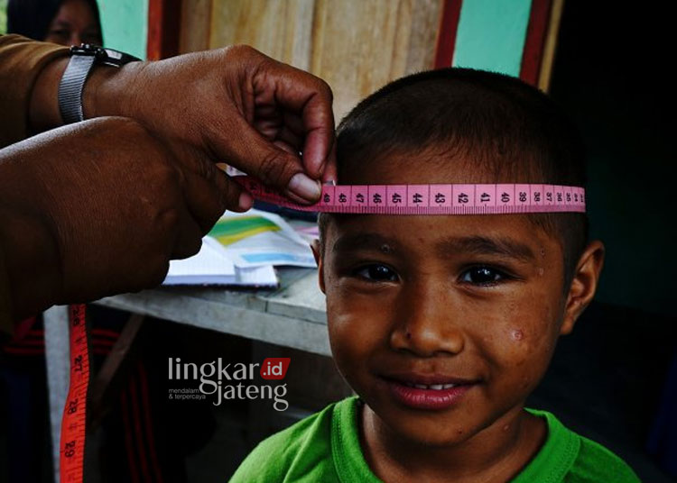 ILUSTRASI: Mengukur lingkar kepala sebagai bentuk pencegahan stunting saat pelaksanaan Posyandu di Desa Topore Kecamatan Papalang, Mamuju, Sulawesi Barat, Senin, 12 April 2021. (Antara/Lingkarjateng.id)