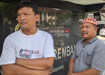 KONSULTASI: Wahab (kaos putih) bersama rekannya mendatangi Kejaksaan Negeri Rembang. (R Teguh Wibowo/Lingkarjateng.id)