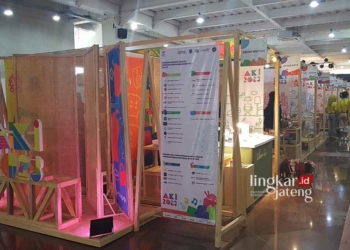 BERJEJER RAPI: Puluhan stand pelaku ekonomi kreatif mengikuti AKI 2023 di Kudus City Walk Mall. (Ihza Fajar/Lingkarjateng.id)