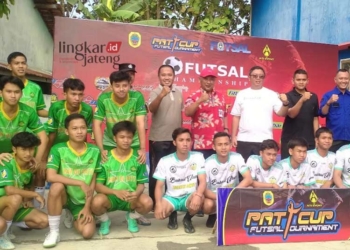 BERSEMANGAT: Pj Bupati Pati Henggar Budi Anggoro foto bersama peserta Pati Cup Futsal Tournament. (Khairul Mishbah/Lingkarjateng.id)