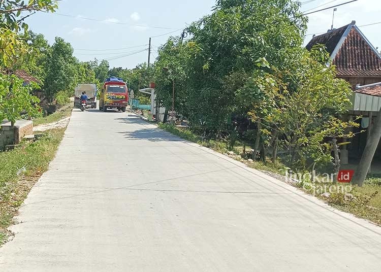Pelebaran Jalan di Grobogan Masih Terkendala Anggaran 25 PELAN: Beberapa kendaraan saat melintasi salah satu ruas jalan di Grobogan. (Ibnu Muntaha/Lingkarjateng.id)