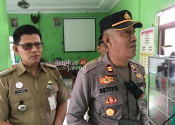 BERI KETERANGAN: Kapolsek Karang Tengah Iptu Setyo saat ditemui awak media. (M Burhanuddin Aslam/Lingkarjateng.id)