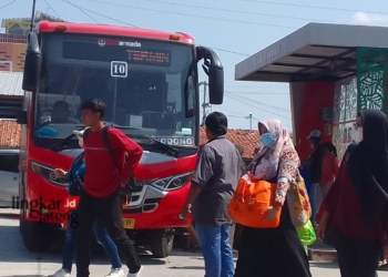 BANYAK PEMINAT: Para penumpang bus Trans Jateng. (Eko Wicaksono/Lingkarjateng.id)