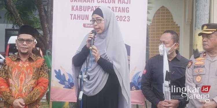PERSIAPAN: Pj Bupati Batang Lani Dwi Rejeki melakukan persiapan pemberangkatan 708 calon haji. (Istimewa/Lingkarjateng.id)