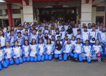BERI DUKUNGAN: Pj Bupati Jepara Edy Supriyanta foto bersama dengan para atlet Kontingen Jepara di Halaman Kantor Disdikpora Jepara. (Tomi Budianto/Lingkarjateng.id)