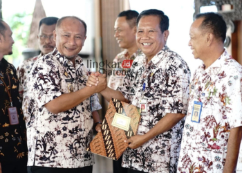 BERSALAMAN: Pj Bupati Pati Henggar Budi Anggoro menyerahkan SK Pensiunan secara simbolis. (Istimewa/Lingkarjateng.id)