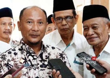 Pj Bupati Pati Henggar Budi Anggoro (pakai baju batik) saat diwawancara awak media usai launching bantuan bedah rumah Baznas Kabupaten Pati ke-1000 di Kantor Baznas Pati pada Selasa, 20 Juni 2023. (Dok. Humas Pemkab Pati/Lingkarjateng.id)