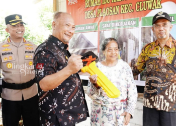 SIMBOLIS: Penyerahan kunci warga penerima bantuan RTLH program TMMD Sengkuyung Tahap I Kodim 0718 Pati oleh Pj Bupati Pati. (Istimewa/Lingkarjateng.id)