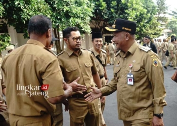BERSINERGI: Pj Bupati Pati, Henggar Budi Anggoro (kanan) melepas keberangkatan kades dan perangkat desa se-Pati untuk sarasehan peringatan Hari Lahir Pancasila bersama Gubernur Jawa Tengah. (Dok. Humas Pemkab Pati/Lingkarjateng.id)
