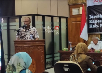 MENERANGKAN: Pj Bupati Pati Henggar Budi Anggoro saat menyampaikan laporan saat rapat paripurna bersama DPRD Pati. (Khairul Mishbah/Lingkarjateng.id)