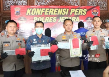 KONFERENSI PERS: Kapolres Jepara AKBP Wahyu Nugroho Setyawan didampingi jajaran dan Kabid Diskop UKM Nakertrans Jepara, R. Eko Sulistiyono menunjukkan barang bukti TPPO. (Istimewa/Lingkarjateng.id)