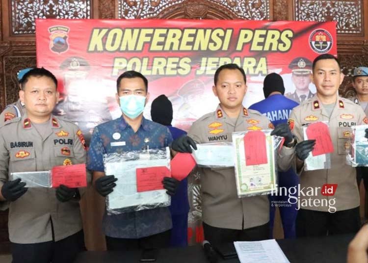 Polisi Ungkap Kasus Perdagangan Orang di Jepara, Telan 19 Korban 25 KONFERENSI PERS: Kapolres Jepara AKBP Wahyu Nugroho Setyawan didampingi jajaran dan Kabid Diskop UKM Nakertrans Jepara, R. Eko Sulistiyono menunjukkan barang bukti TPPO. (Istimewa/Lingkarjateng.id)