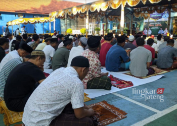 KHYUSYUK: Seluruh warga binaan pemasyarakatan Rutan Kelas II B Rembang mengikuti salat idul adha dengan khidmat. (R Teguh Wibowo/Lingkarjateng.id)