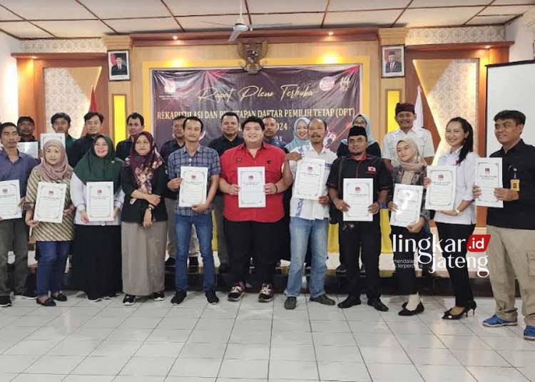 MENETAPKAN: Komisi Pemilihan Umum (KPU) Kabupaten Blora saat menetapkan Daftar Pemilih Tetap (DPT) Pemilu tahun 2024 di Gedung PKPRI Blora pada Selasa, 20 Juni 2023. (Istimewa/Lingkarjateng.id)