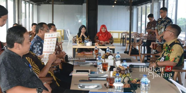 DISKUSI: Pj Wali Kota Salatiga Sinoeng N. Rachmadi bersama jajaran PDAM Salatiga diskusi soal produksi AMDK. (Istimewa/Lingkarjateng.id)