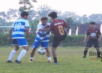BEREBUT BOLA: Turnamen Grogolan Cup Abal-Abal FC melawan PS Alasdowo pada Jumat, 16 Juni 2023. (Istimewa/Lingkarjateng.id)