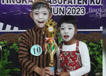 BANGGA: Siswa SD 2 Piji yang meraih juara 2 Seni Pantomim dalam ajang FLS2N 2023 tingkat Kabupaten Kudus. (Istimewa/Lingkarjateng.id)