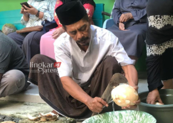 PEMBUATAN: Suasana pembuatan minyak lisah sepuh yang dilakukan oleh keluarga ahli waris Sunan Kalijaga Kadilangu, Kabupaten Demak. (M Burhanuddin Aslam/Lingkarjateng.id)