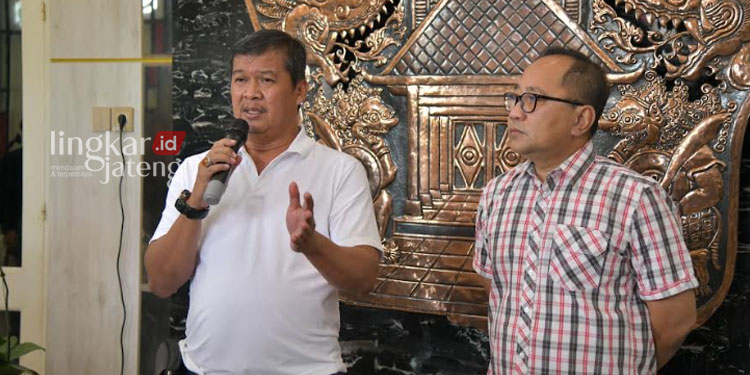 KONFERENSI PERS: Kepala Dinas Pemuda dan Olahraga Kota Semarang Fravarta Sadman (kiri), didampingi Sekretaris Daerah Kota Semarang Iswar Aminuddin saat konferensi pers pada Sabtu, 3 Juni 2023. (Adimungkas/Lingkarjateng.id)