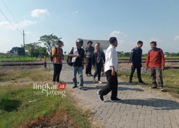 MENINJAU: Tim KPU Blora meninjau lokasi tempat pemungutan suara (TPS) yang terpisah jalur kereta api di Kecamatan Randublatung, Kabupaten Blora. (Hanafi/Lingkarjateng.id)