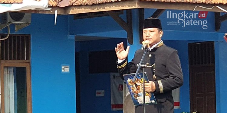 TEGAS: Camat Dukuhseti, Agus Sunarko, S.STP., M.Si saat memimpin upacara Hari Lahir Pancasila di Halaman Kantor Kecamatan Dukuhseti, pada Kamis, 1 Juni 2023. (Dok. Lingkar/Lingkarjateng.id)