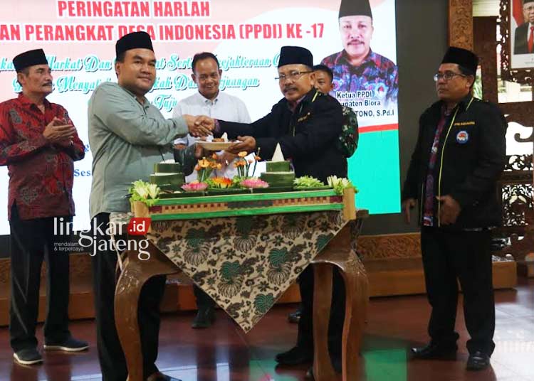 FOTO BERSAMA: Bupati Blora Arief Rohman (kedua dari kiri) didampingi Ketua PPID Blora Cuk Suwartono (kedua dari kanan), saat pertemuan di Pendopo Kabupaten Blora pada Minggu, 18 Juni 2023. (Istimewa/Lingkarjateng.id)