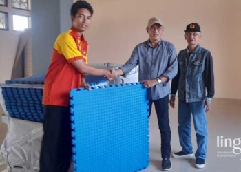MENYERAHKAN: Ketua KONI Kendal, Subur Isnadi saat memberikan bantuan kepada pelatih Wushu untuk persiapan Porprov Jateng 2023. (Arvian Maulana/Lingkarjateng.id)