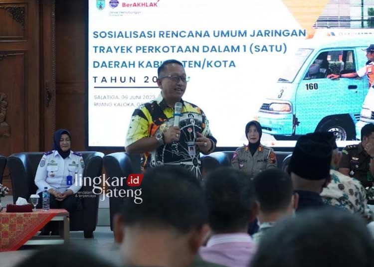 SOSIALISASI: Pj Wali Kota Salatiga, Sinoeng N. Rachmadi memberikan arahan dalam sosialisasi rencana umum jaringan trayek angkot Salatiga. (Istimewa /Lingkarjateng.id)