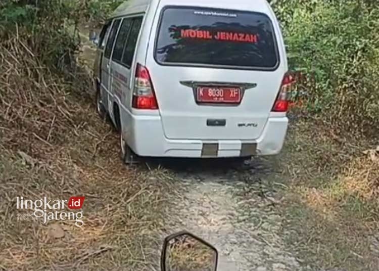 BERBATU: Mobil ambulans bawa jenazah tampak melwati jalan berbatu menuju Dusun Cacingan, Desa Redosari, Kecamatan Kradenan, Kabupaten Grobogan. (Instagram @trihandokoambulance/Lingkarjateng.id)