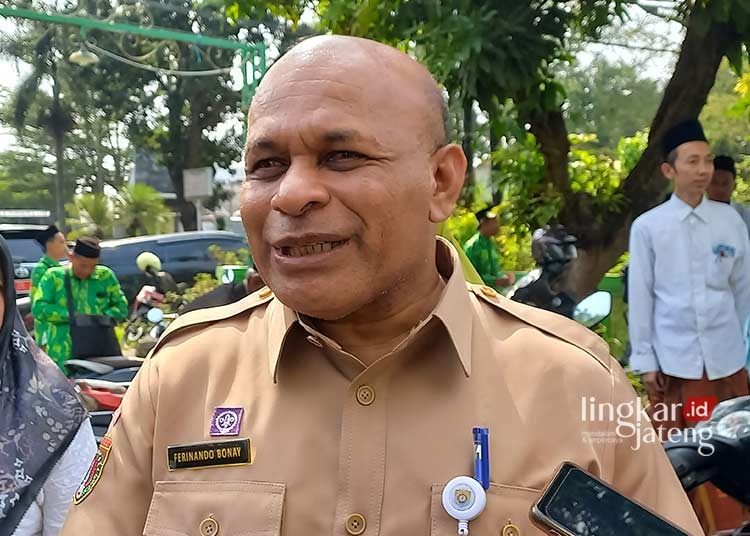 BERI KETERANGAN:  Kepala Disdikbud Kendal, Ferinando Rad Bonay saat memberikan keterangan terkait tabungan siswa SD. (Arvian Maulana/Lingkarjateng.id)