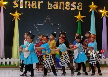 PENAMPILAN: Acara perpisahan TK Sinar Bangsa di Purwodadi, Kabupaten Grobogan. (Eko Wicaksono/Lingkarjateng.id)