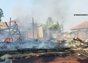 HANGUS : Dua rumah ludes dan tiga terdampak akibat kebakaran yang terjadi di Dukuh Sendangwetan RT 01 RW 02 Desa Sendangdawung, Kecamatan Kangkung, Kabupaten Kendal, pada Minggu pagi, 4 Juni 2023 sekitar pukul 07.00 WIB. (Arvian Maulana/Lingkarjateng.id)