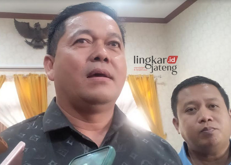 Ketua DPRD Pati Ali Badruddin menanggapi usulan Kepala dan Perangkat Desa se-Kabupaten Pati dalam pertemuan audiensi di Kantor DPRD Pati. (Khairul Mishbah/Lingkarjateng.id)