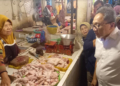 Cek Harga Sembako: Menteri Perdagangan, Zulkifli Hasan melakukan pengecekan harga-harga bahan pokok di Pasar Bandarjo, Ungaran Barat, Kabupaten Semarang, Jumat (30/6) pagi. Dari hasil pantauannya, harga daging ayam dan telur ayam di pasar tersebut masih tinggi. (Hesty Imaniar/Lingkarjateng.id)