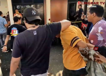 DIGELANDANG: Suami korban dibawa Sat Reskrim Polresta Pati untuk dimintai keterangan. (Lingkar Tv/Lingkarjateng.id)