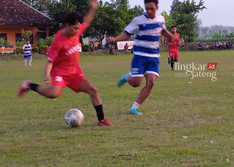 BERTANDING: Pertandingan PS Alasdowo Vs Dagelan FC Pati. (Istimewa/Lingkarjateng.id)