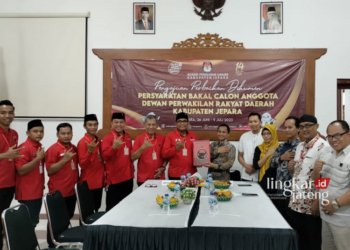 SERAH TERIMA: DPC PDIP Kabupaten Jepara menyerahkan berkas perbaikan bacaleg kepada KPU Jepara. (Istimewa/Lingkarjateng.id)