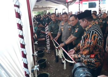 18 Titik Fasilitas Air Bersih Program TNI AD Manunggal Air Diresmikan di Kendal 30 PERESMIAN: Kasdam IV/Diponegoro Brigjen TNI Ujang Darwis didampingi Wakil Bupati Kendal Windu Suko Basuki, Danrem 073/Makutarama Kolonel Inf Purnomosidi dan Kapolres Kendal meresmikan penggunaan fasilitas air bersih. (Arvian Maulana/Lingkarjateng.id)