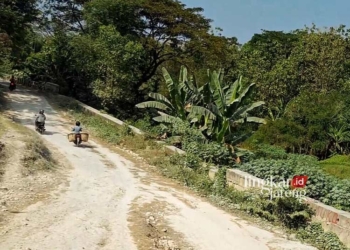 TERJAL: Kondisi jalan Sedadi, Penawangan, Kabupaten Grobogan terjal dan dinilai membahayakan pengguna roda dua. (Eko Wicaksono/Lingkarjateng.id)
